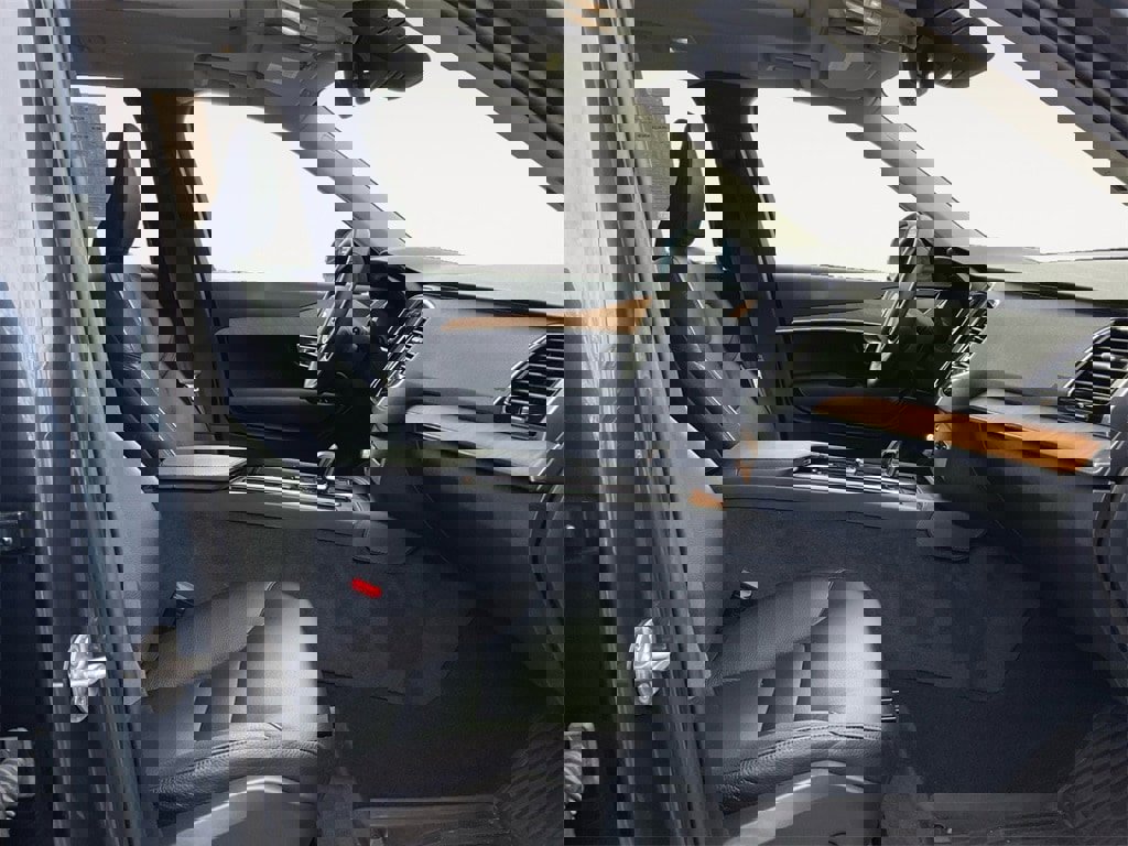 Certified 2025 Volvo XC90 B6 Plus image 15