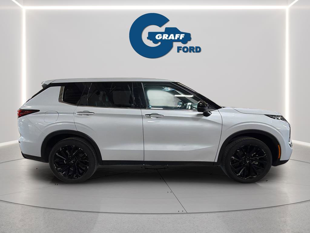 Used 2023 Mitsubishi Outlander SE Black Edition image 9