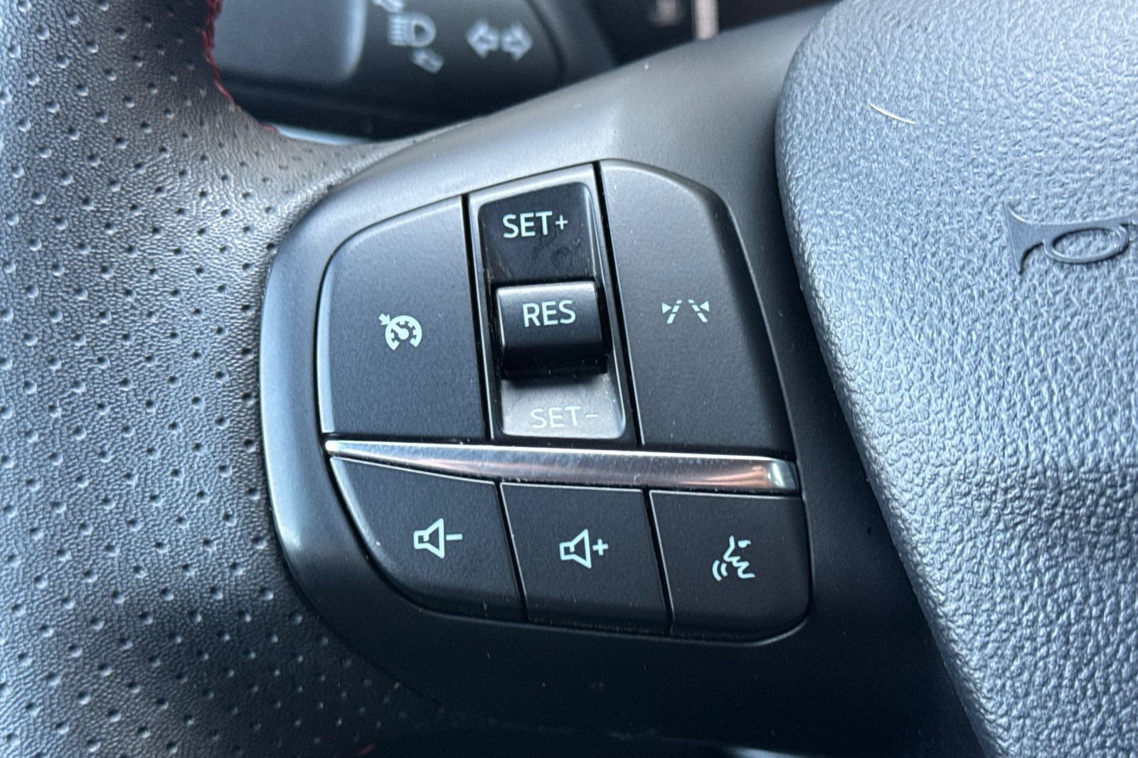 Used 2025 Ford Escape ST-Line FWD image 36