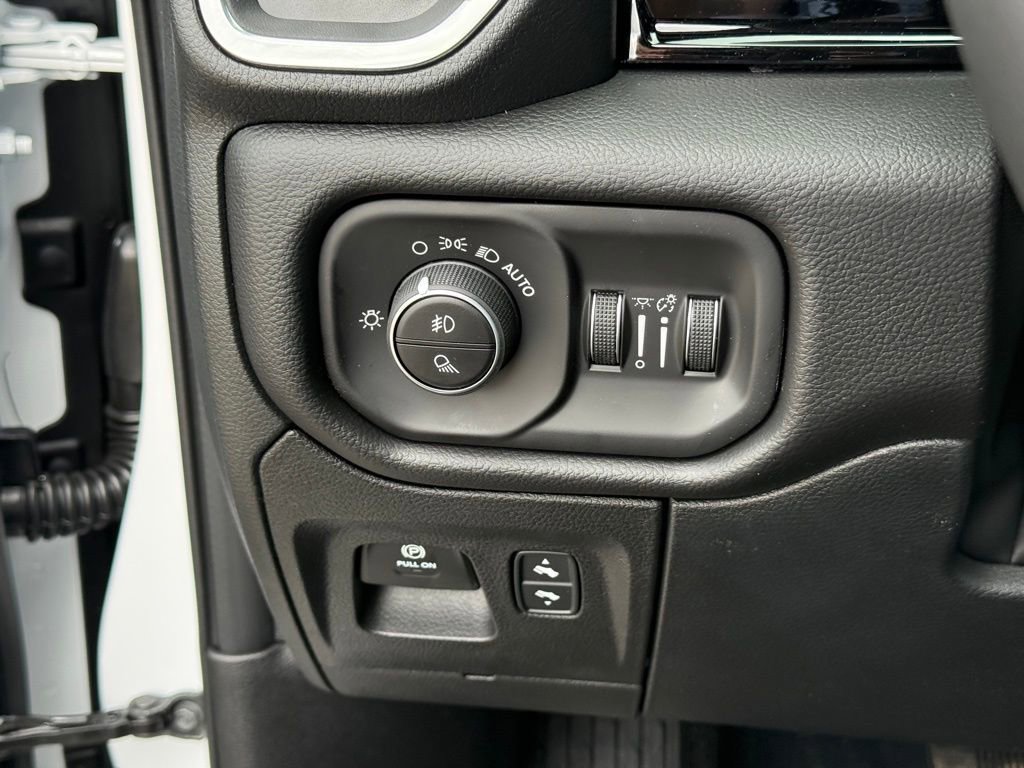 New 2026 RAM 1500 Laramie AWD/4WD image 19