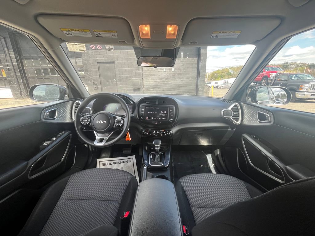 Used 2025 Kia Soul LX w/ LX Technology Package FWD image 17