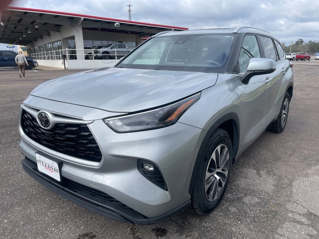 Used 2024 Toyota Highlander XLE image 3