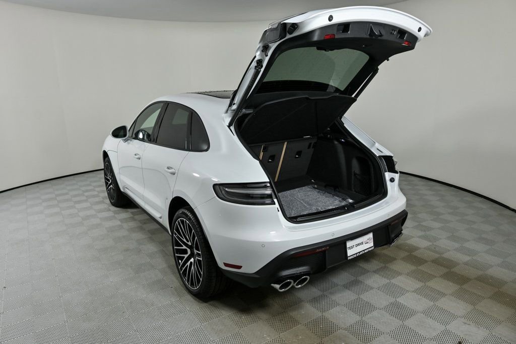 Certified 2025 Porsche Macan image 32