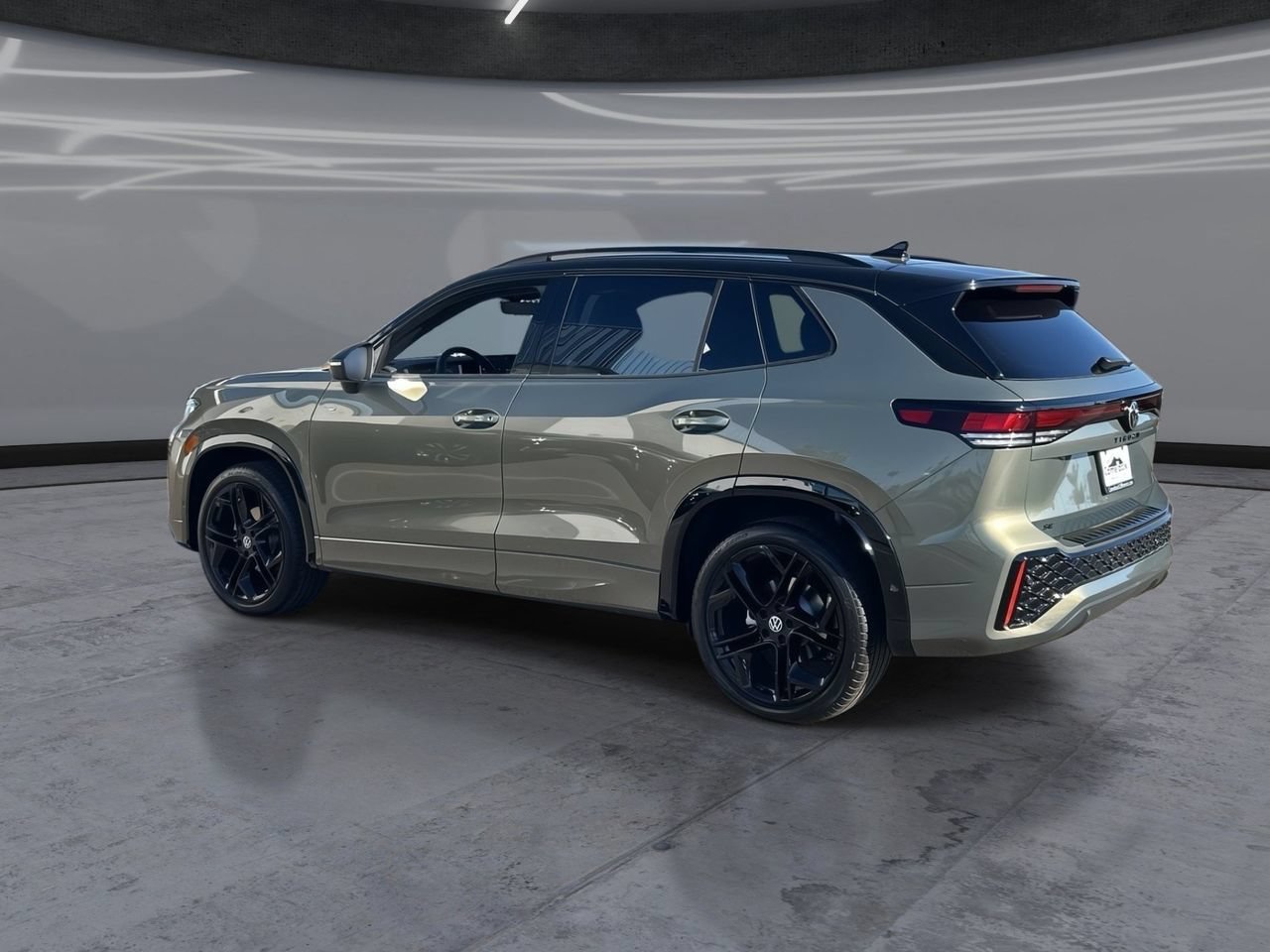 New 2026 Volkswagen Tiguan SE R-Line FWD image 4