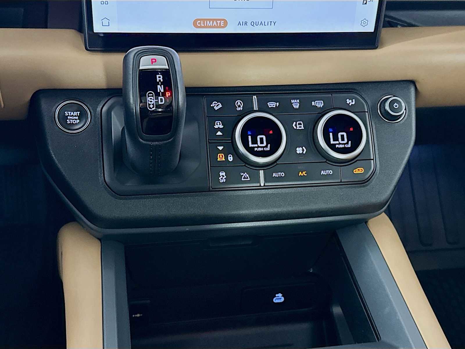 Used 2025 Land Rover Defender 130 X-Dynamic SE image 17