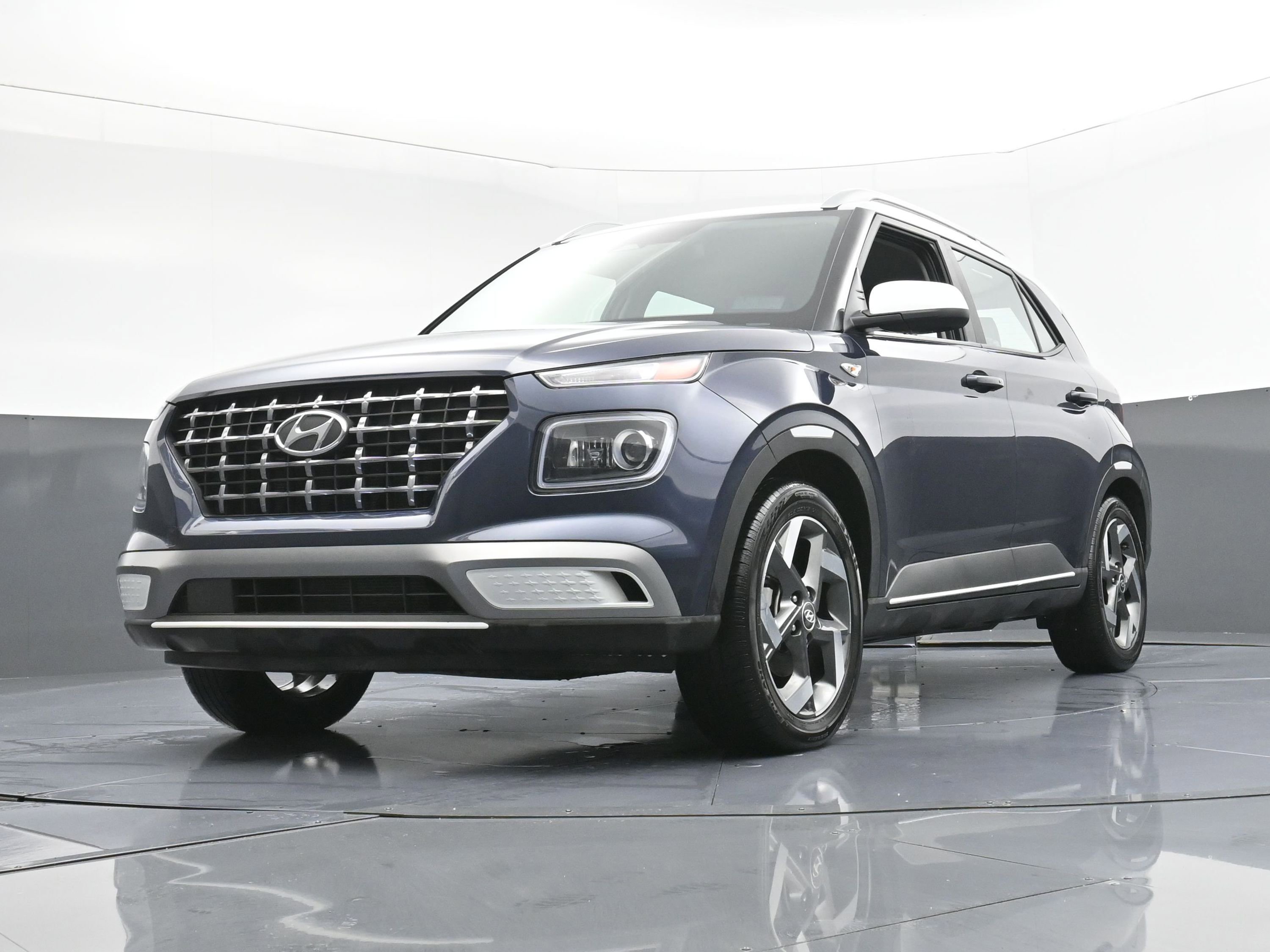 Used 2023 Hyundai Venue Limited w/ Cargo Package image 24