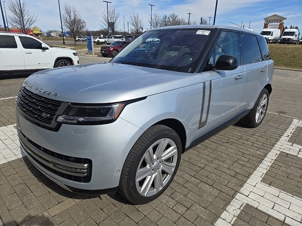 Used 2023 Land Rover Range Rover SE image 1