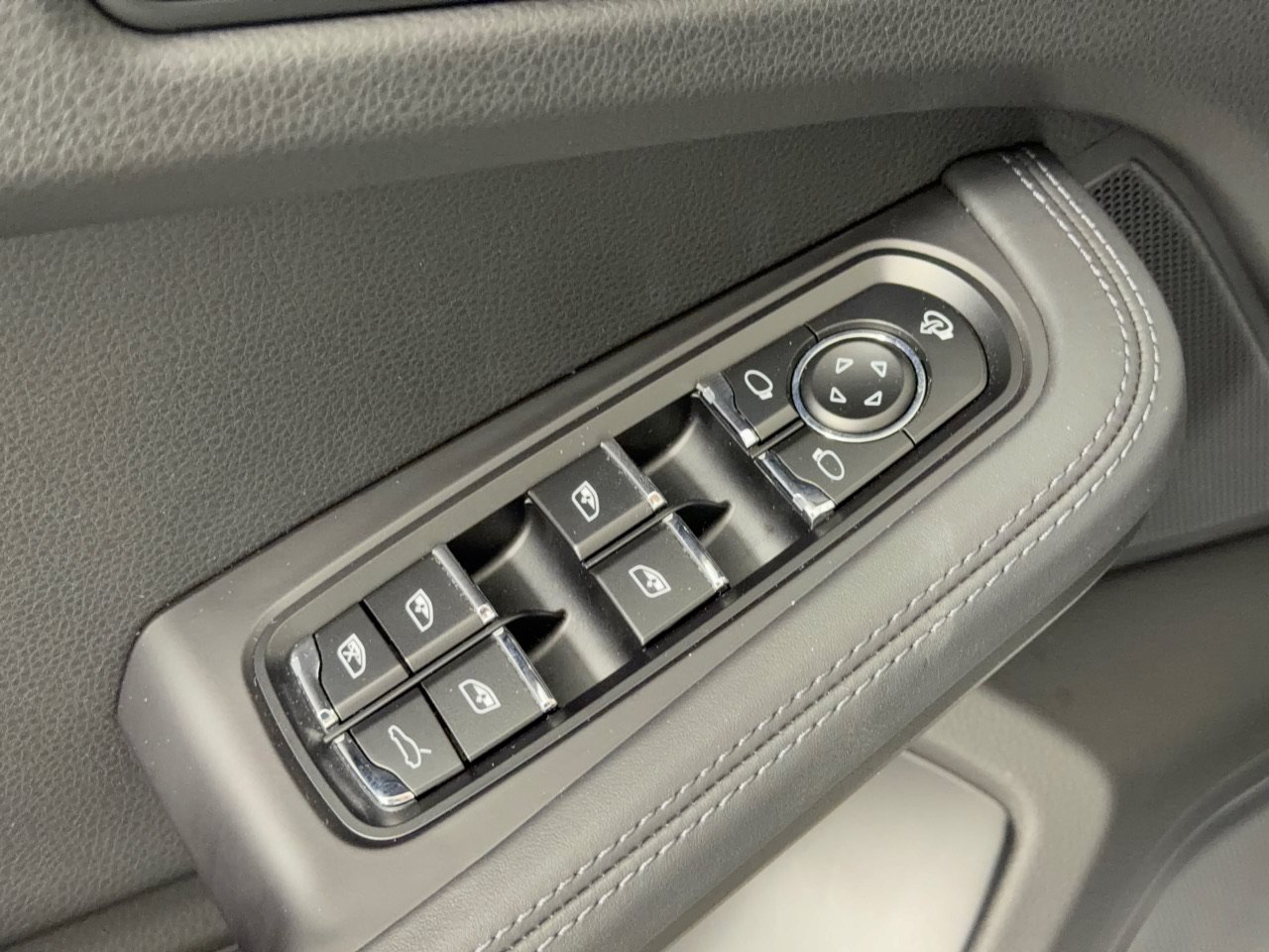 Certified 2022 Porsche Macan S AWD/4WD image 17