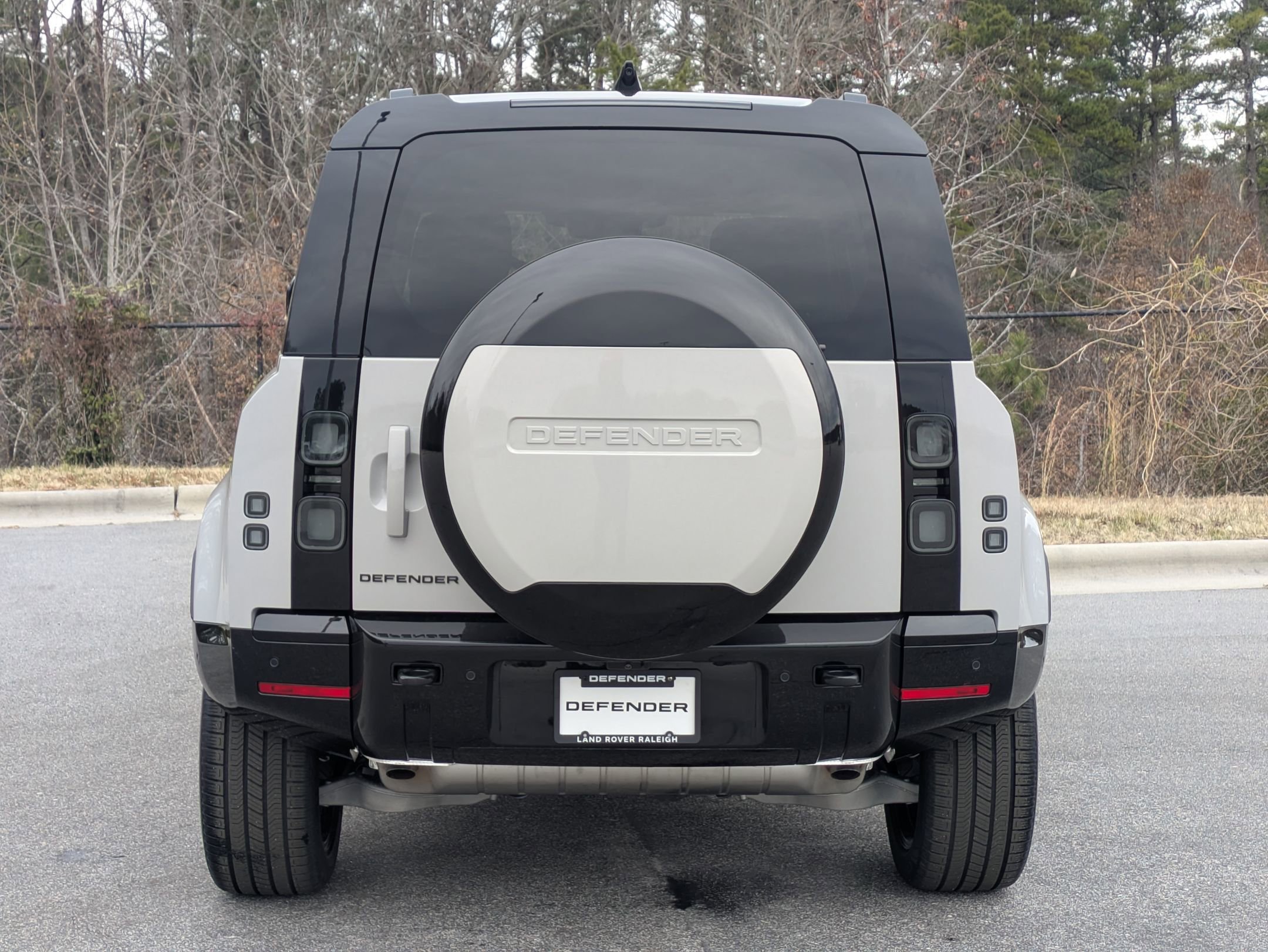 New 2026 Land Rover Defender 110 X-Dynamic SE image 6