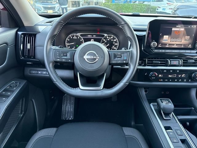 Used 2025 Nissan Pathfinder SV image 13
