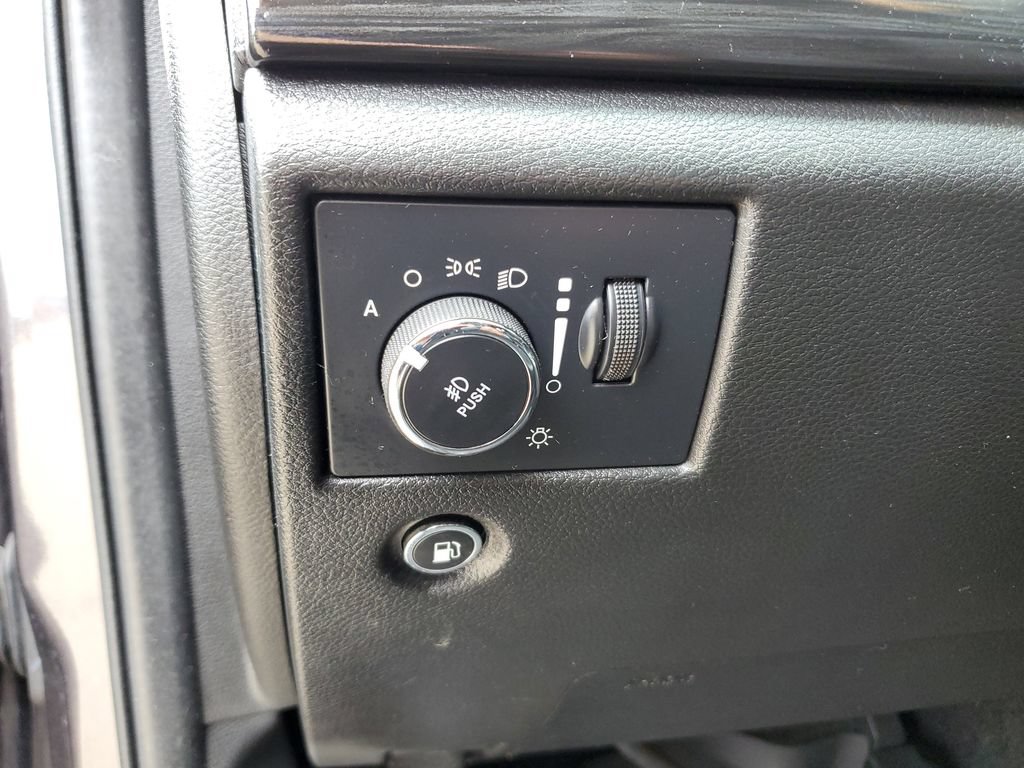 Used 2021 Jeep Grand Cherokee Laredo AWD/4WD image 17