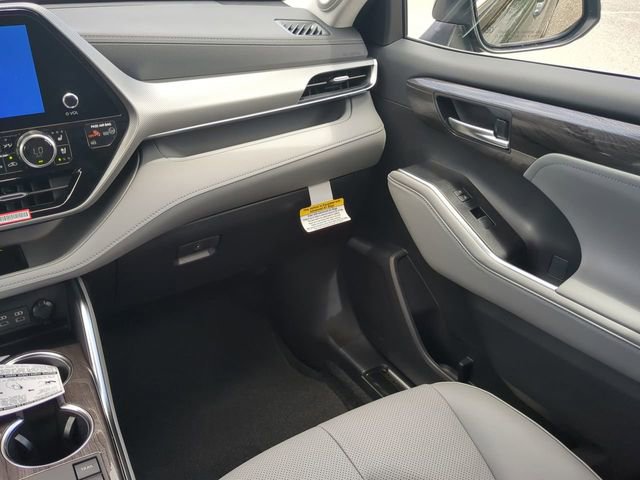 New 2026 Toyota Highlander Platinum AWD/4WD image 17