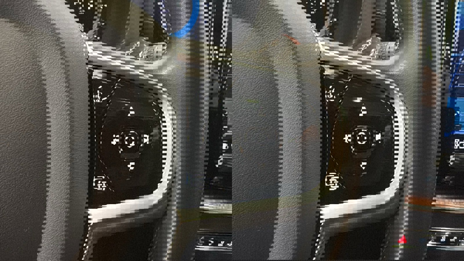 Certified 2023 Volvo XC60 B5 Ultimate w/ Climate Package image 14