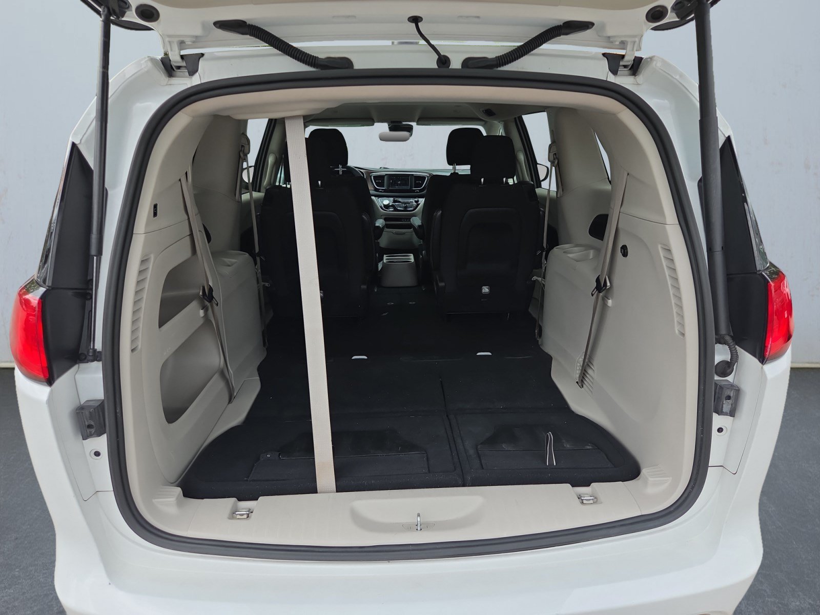 Used 2023 Chrysler Voyager LX FWD image 16