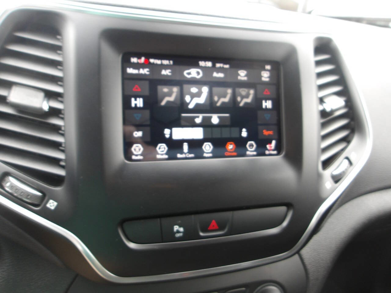 Used 2020 Jeep Cherokee Latitude Plus image 12