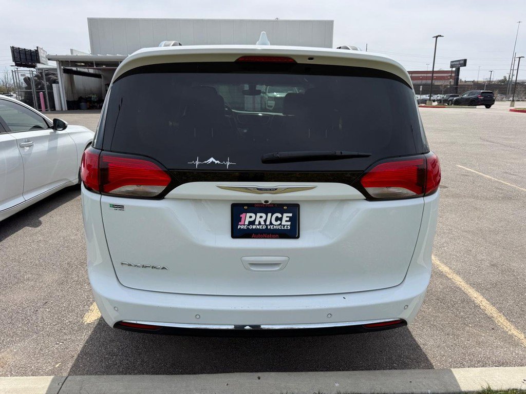 Used 2020 Chrysler Pacifica Touring-L image 4