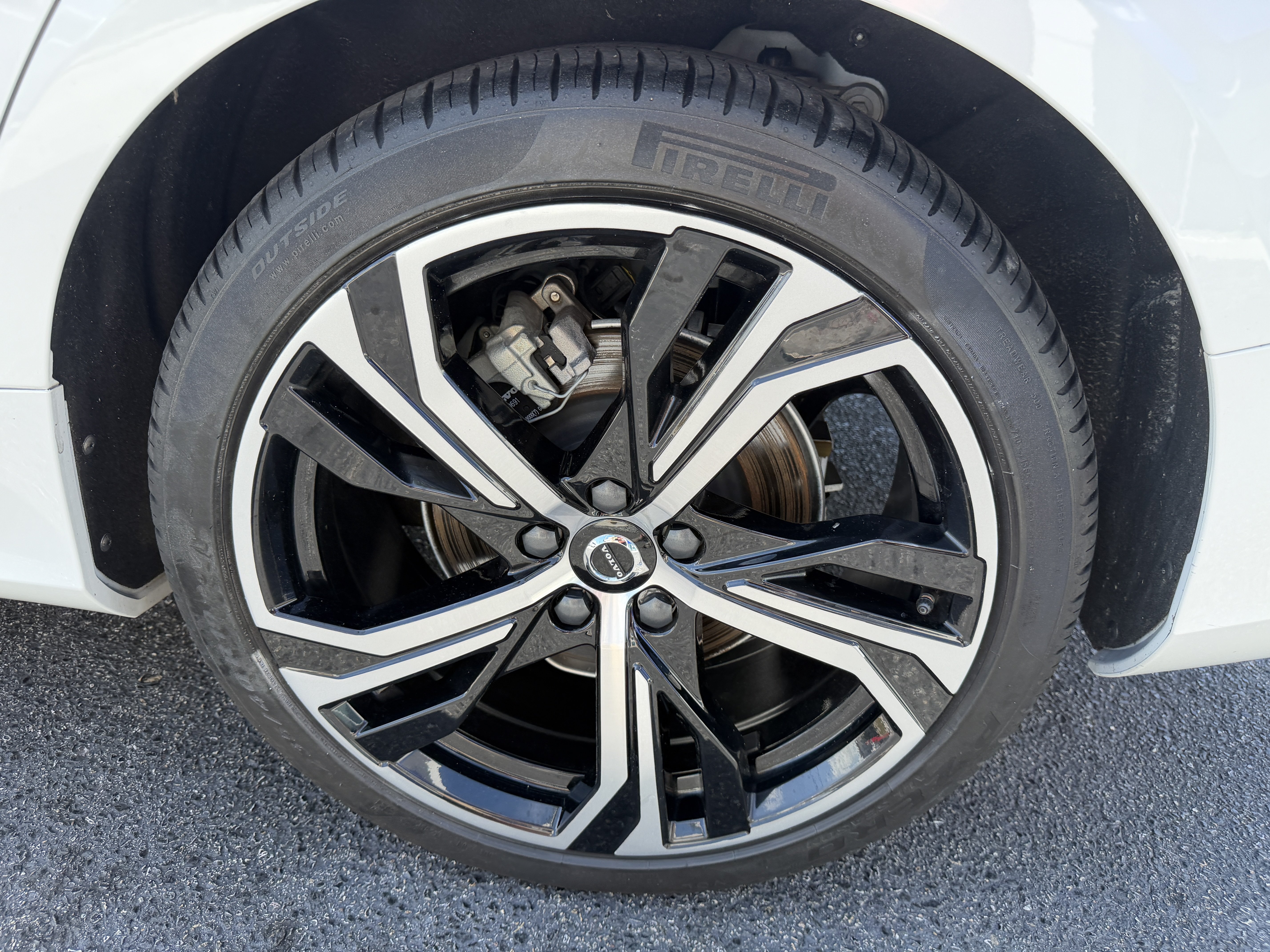 Certified 2025 Volvo S60 B5 Plus AWD/4WD image 33