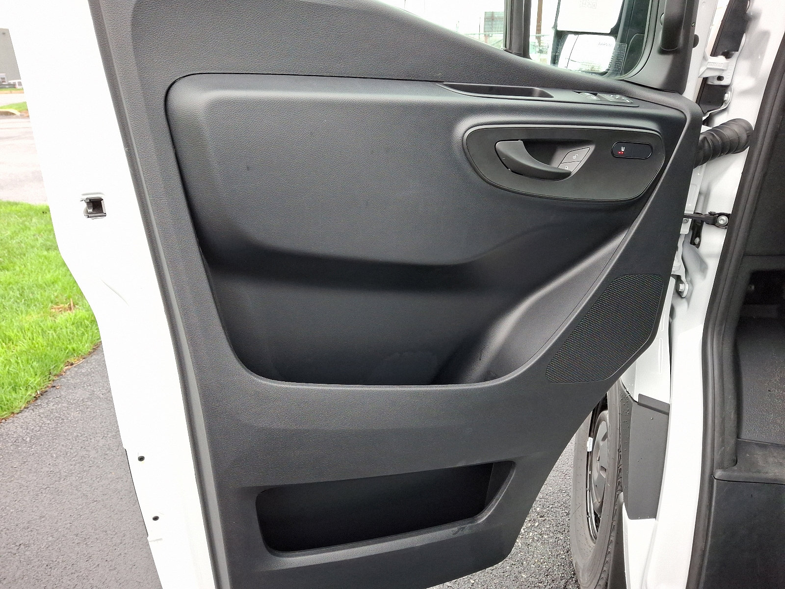 Used 2025 Mercedes-Benz Sprinter 2500 image 14