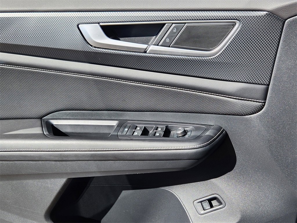 Used 2024 Volkswagen Atlas Cross Sport SEL R-Line image 3