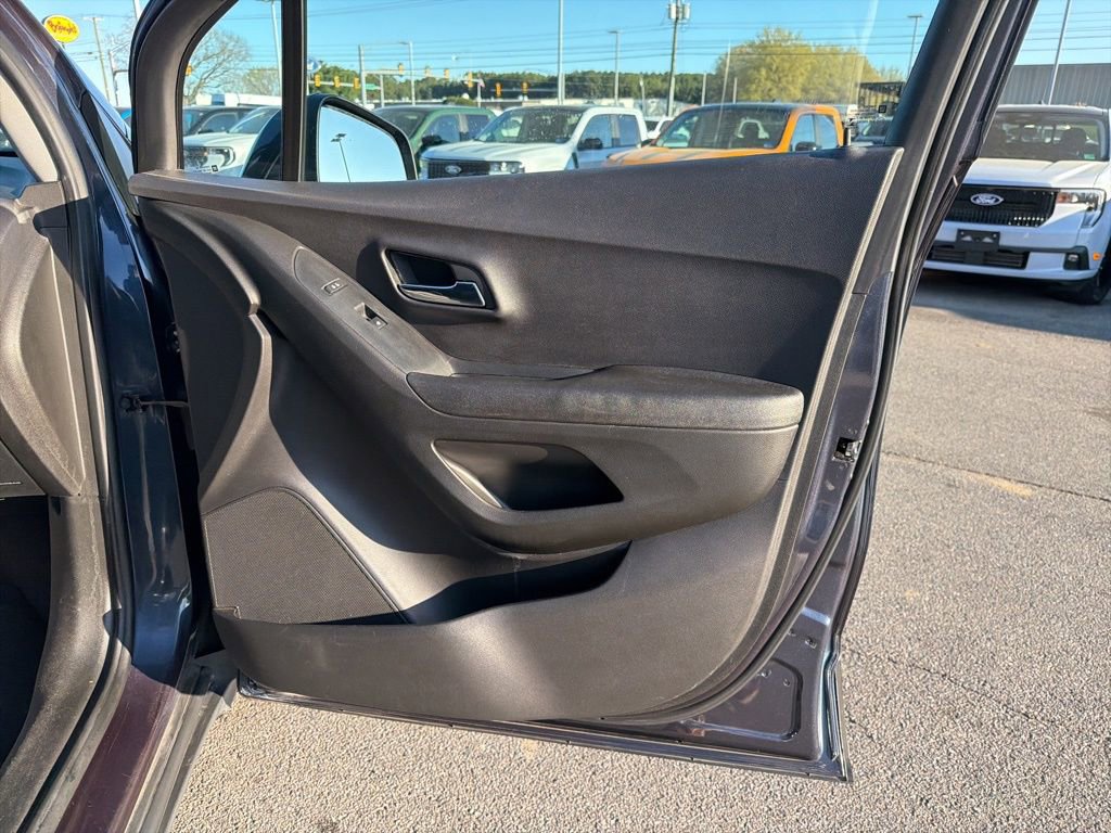 Used 2019 Chevrolet Trax LT w/ LT Convenience Package image 22