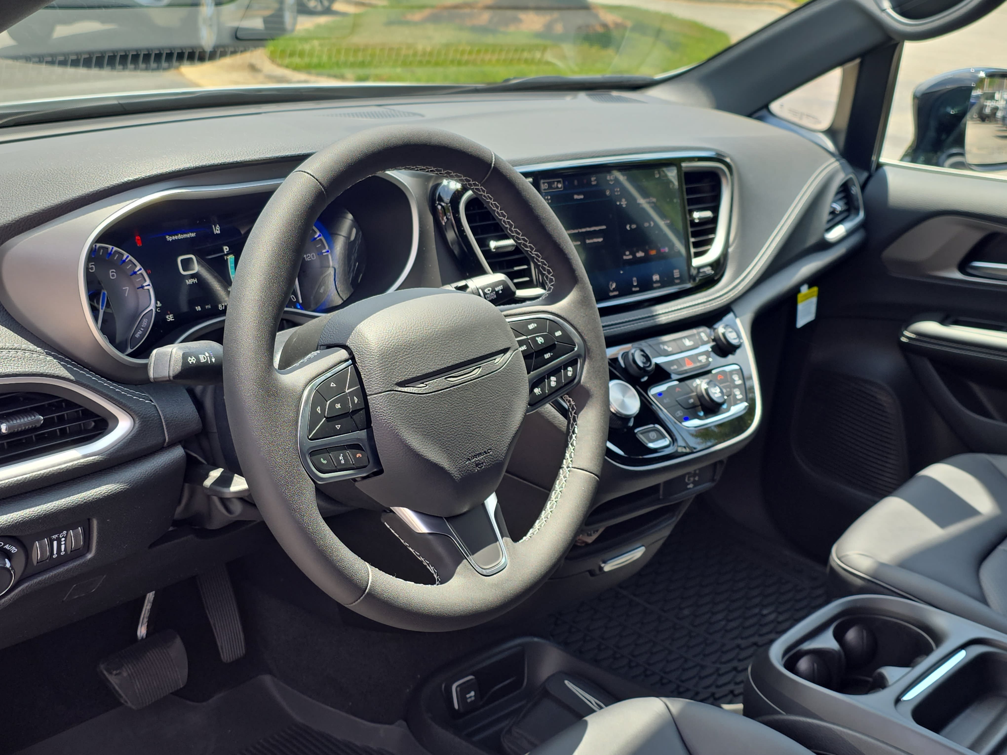 New 2027 Chrysler Pacifica Select AWD/4WD image 14