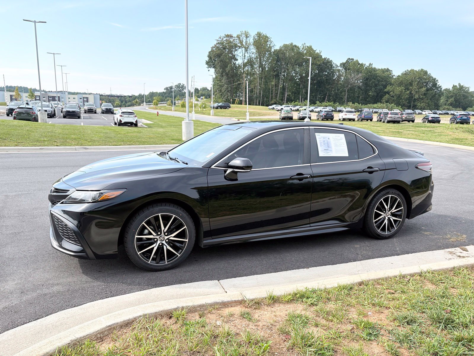 Used 2023 Toyota Camry SE FWD image 4