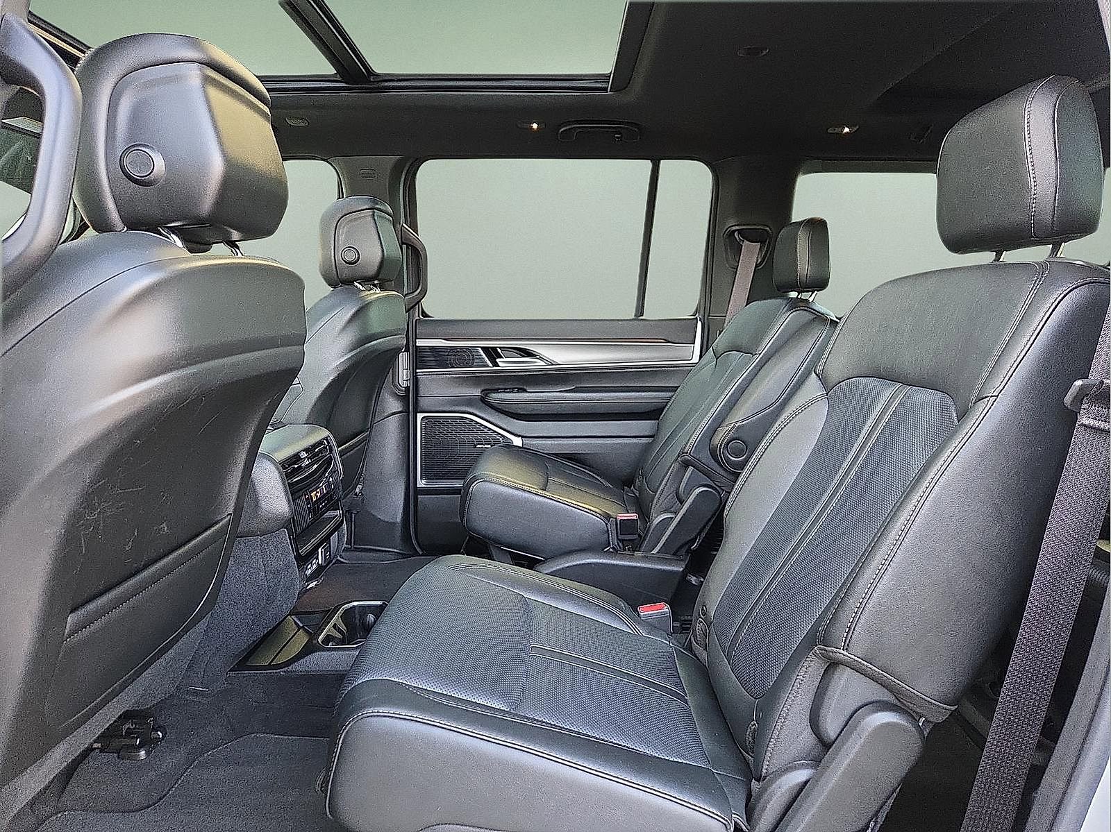 Used 2024 Jeep Wagoneer Series II image 11