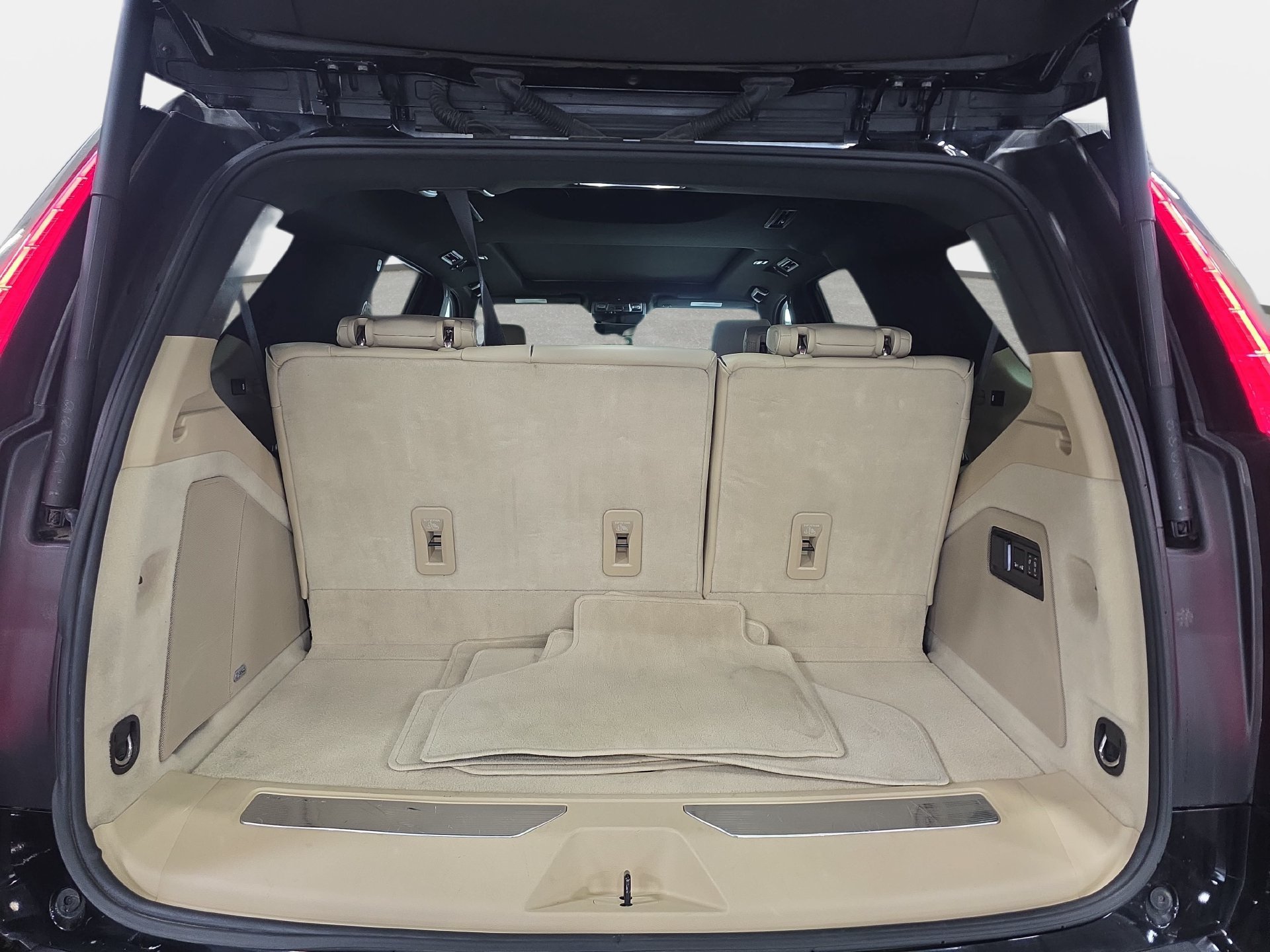 Used 2024 Cadillac Escalade Premium Luxury RWD image 12