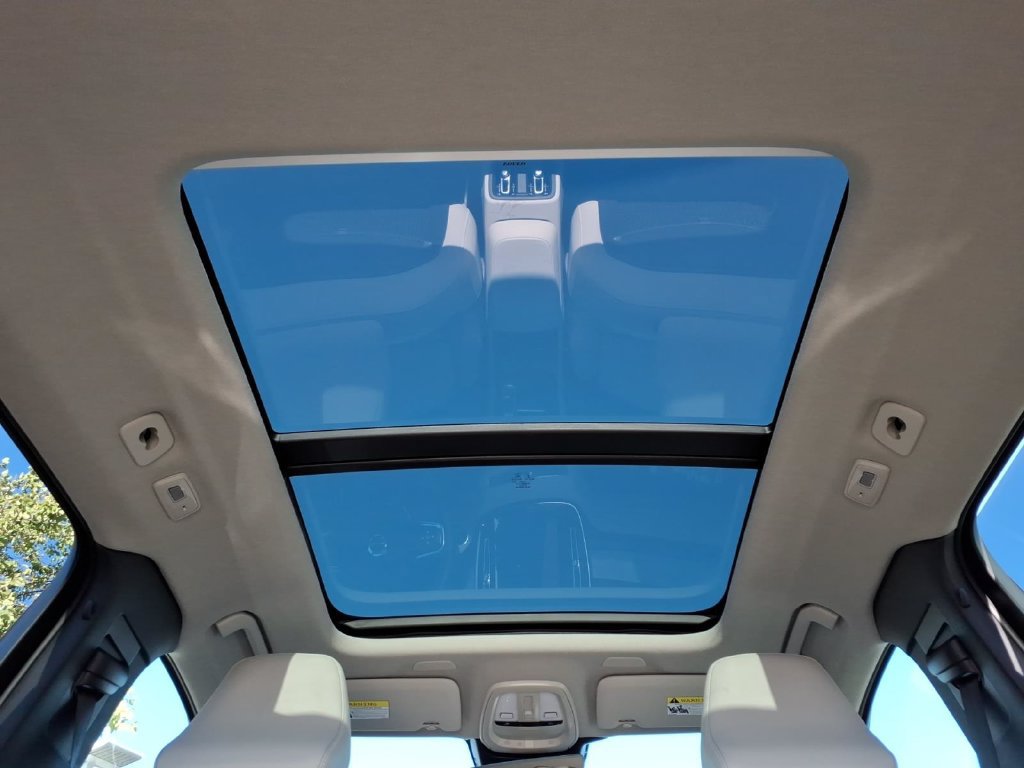 Certified 2024 Volvo XC40 B5 Plus AWD/4WD image 22