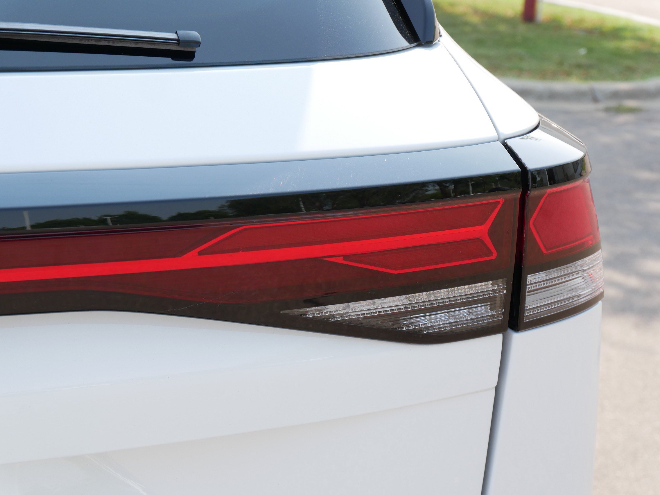 Certified 2025 Volkswagen Tiguan SE AWD/4WD image 17
