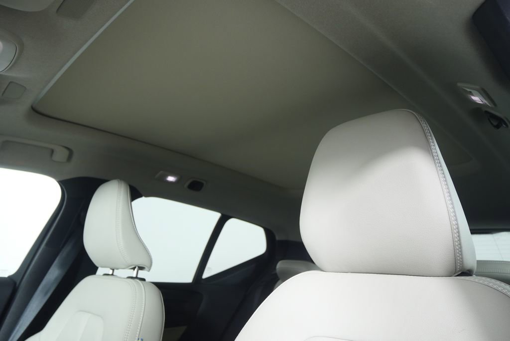 Used 2025 Volvo XC40 B5 Plus w/ Climate Package image 11