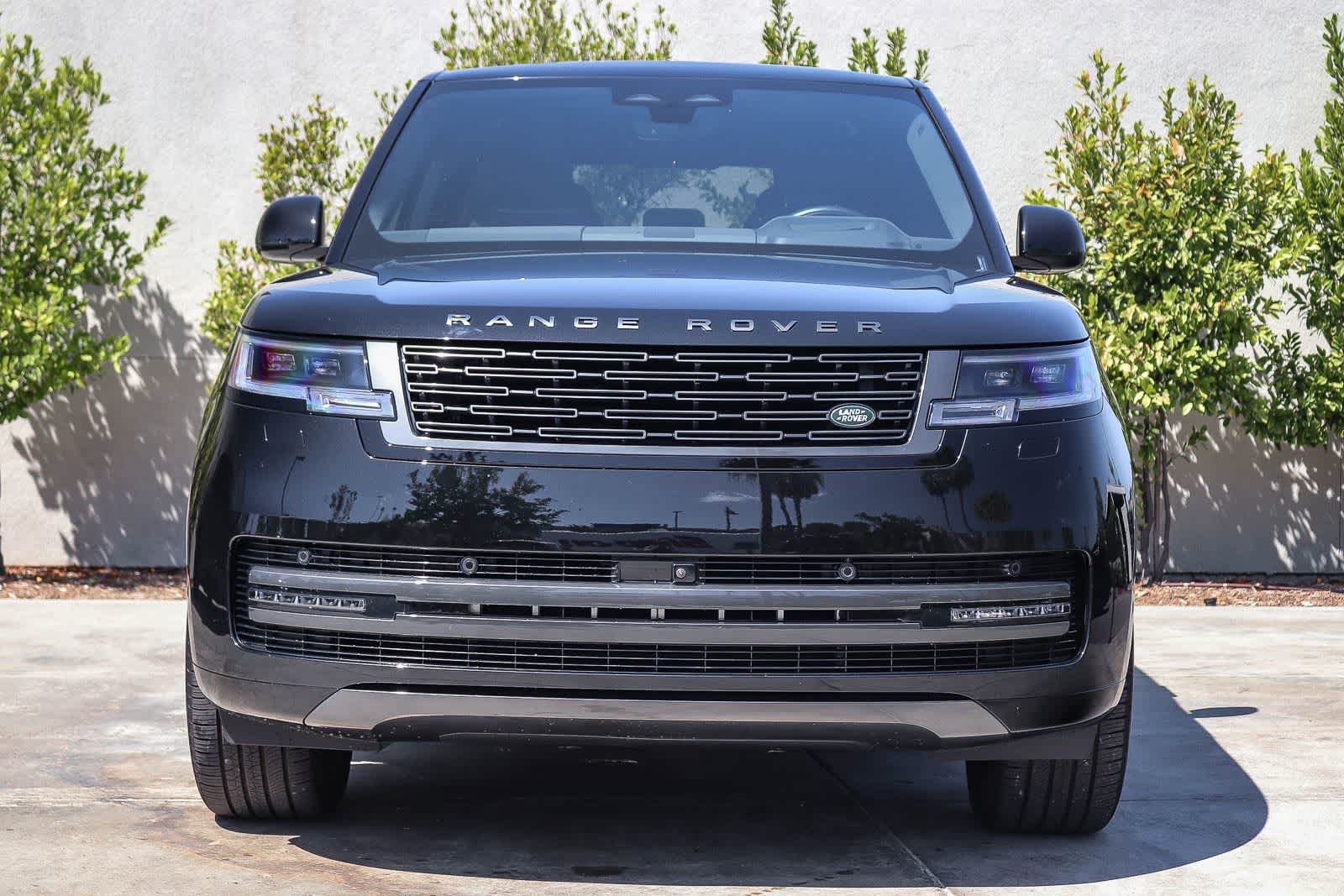 Used 2025 Land Rover Range Rover SE AWD/4WD image 2