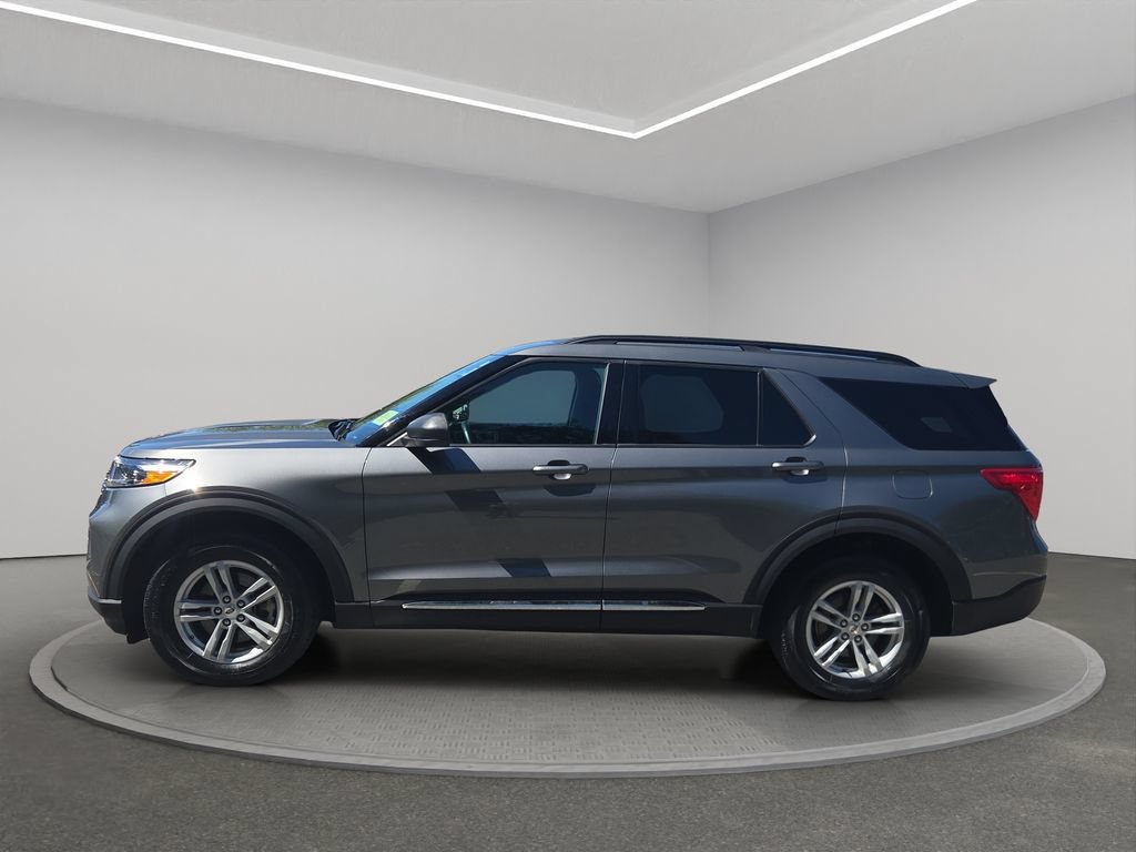 Used 2024 Ford Explorer XLT AWD/4WD image 2