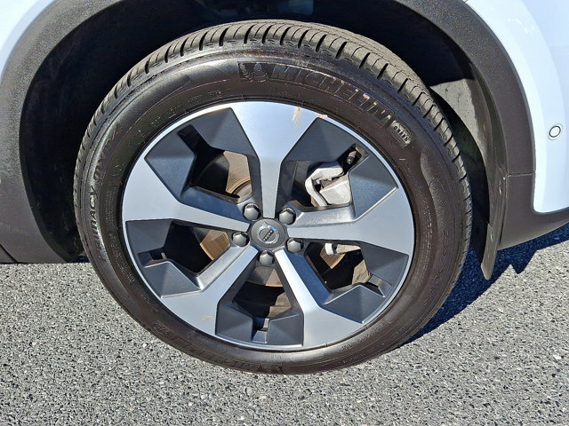 Used 2025 Volvo XC40 B5 Plus image 8