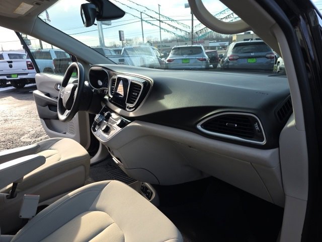 Used 2017 Chrysler Pacifica Touring image 37