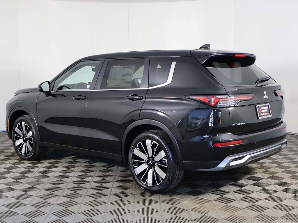 New 2025 Mitsubishi Outlander SE image 11