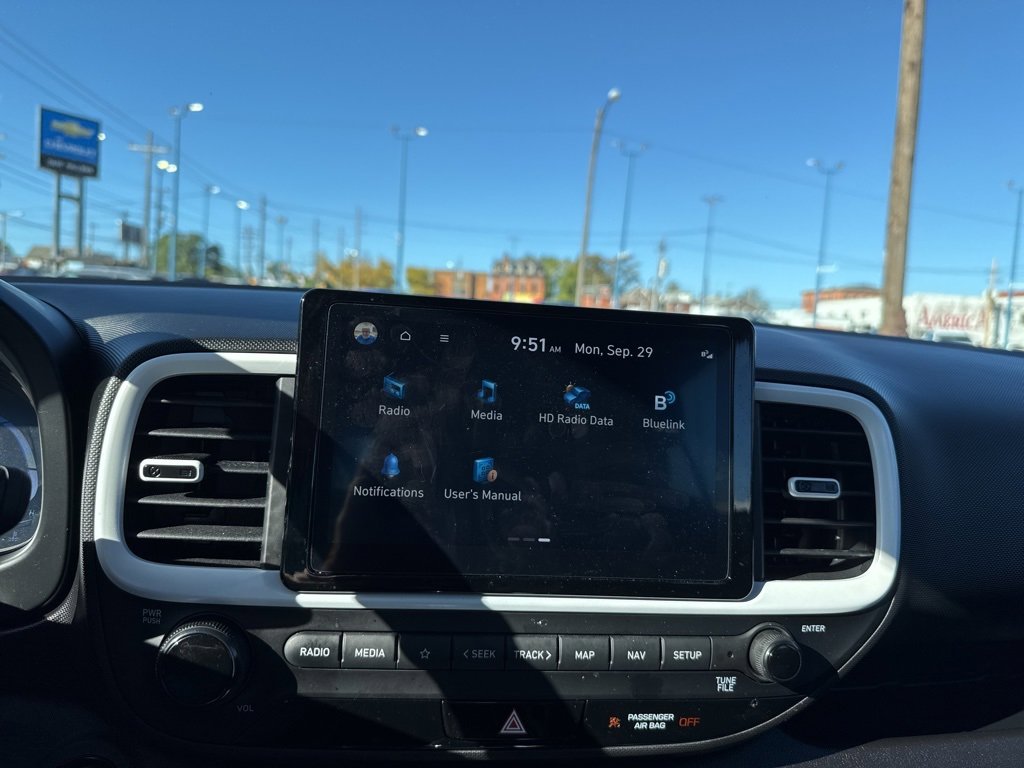 Used 2023 Hyundai Venue Limited image 19
