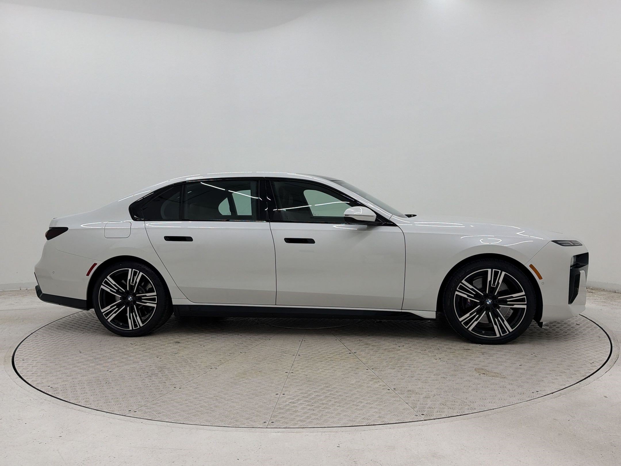 Certified 2025 BMW 760i xDrive AWD/4WD image 8