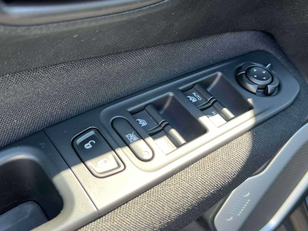 Used 2018 Jeep Renegade Latitude w/ Cold Weather Group AWD/4WD image 17