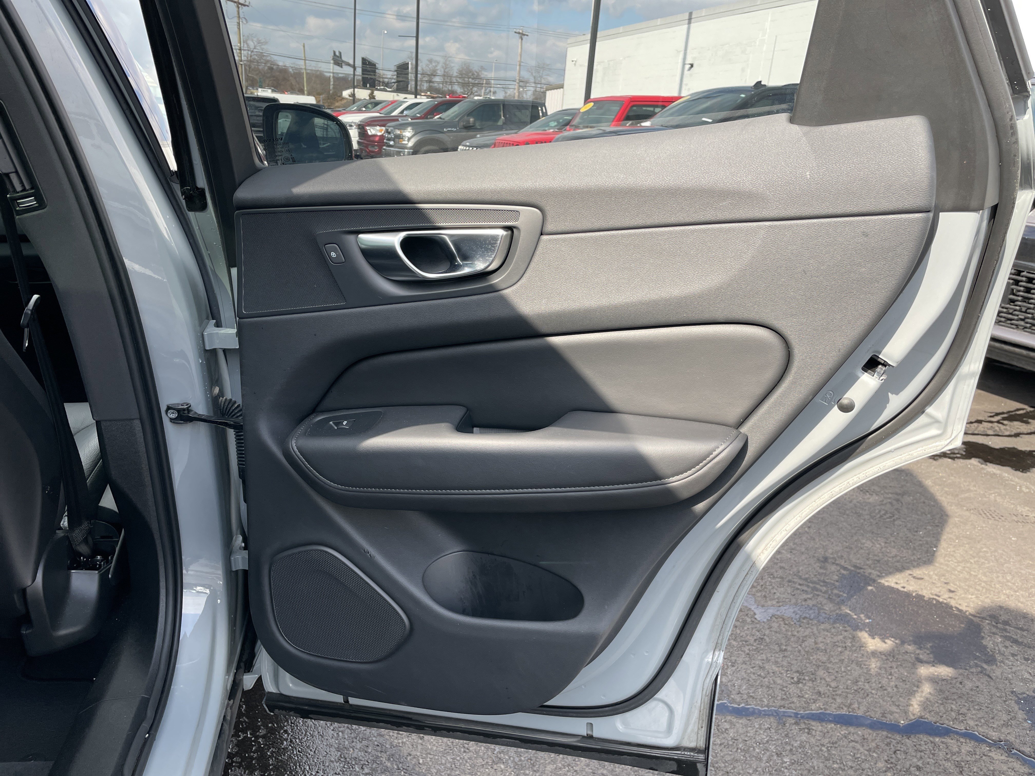 Used 2025 Volvo XC60 B5 Plus image 16