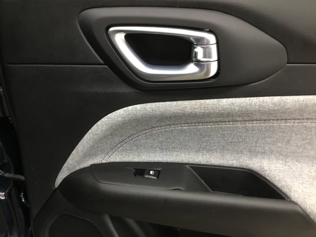 Used 2024 Jeep Compass Latitude image 20