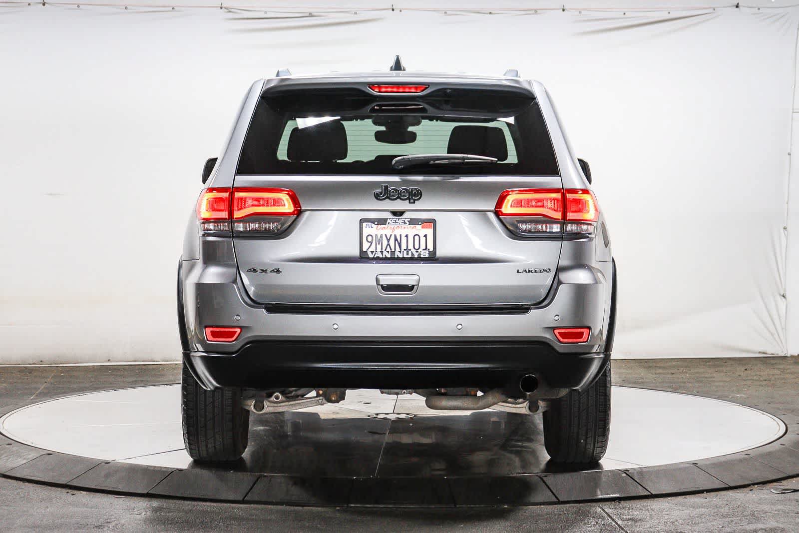 Used 2017 Jeep Grand Cherokee Laredo w/ Quick Order Package 23E AWD/4WD image 3