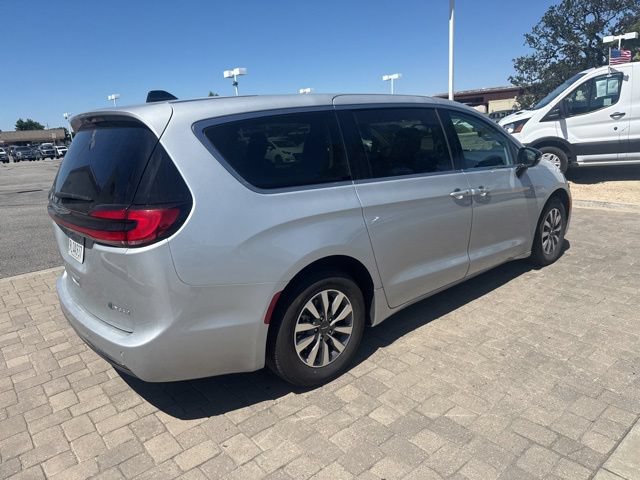 Used 2024 Chrysler Pacifica Limited FWD image 2