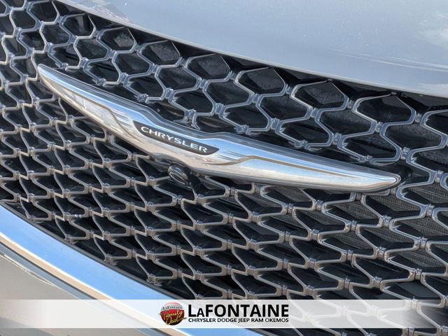 Used 2023 Chrysler Pacifica Limited FWD image 9