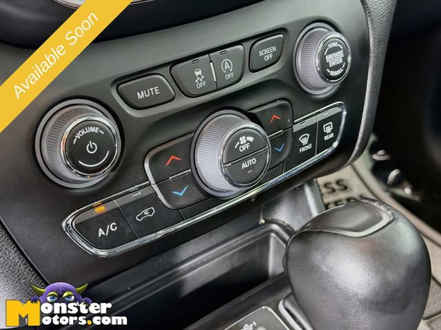 Used 2023 Jeep Cherokee Altitude Lux w/ Elite Group AWD/4WD image 16