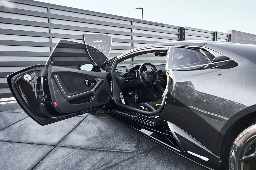 Used 2021 Lamborghini Huracan EVO image 32