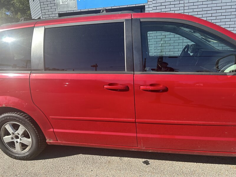 Used 2012 Dodge Grand Caravan SXT FWD image 25