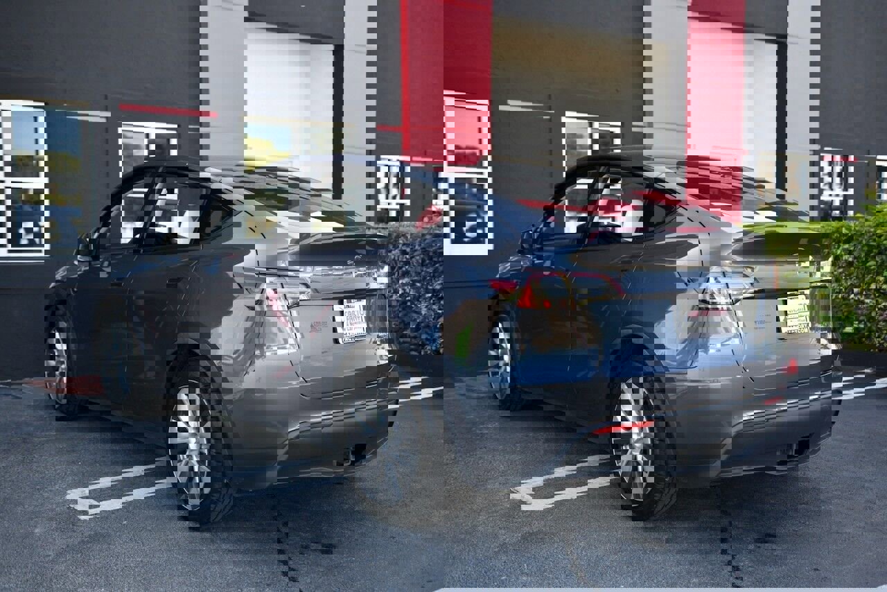 Used 2021 Tesla Model Y Long Range image 4