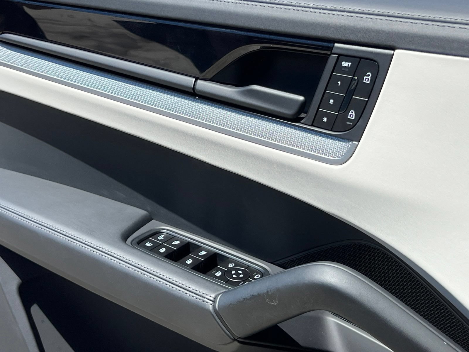 Certified 2025 Porsche Cayenne S AWD/4WD image 34