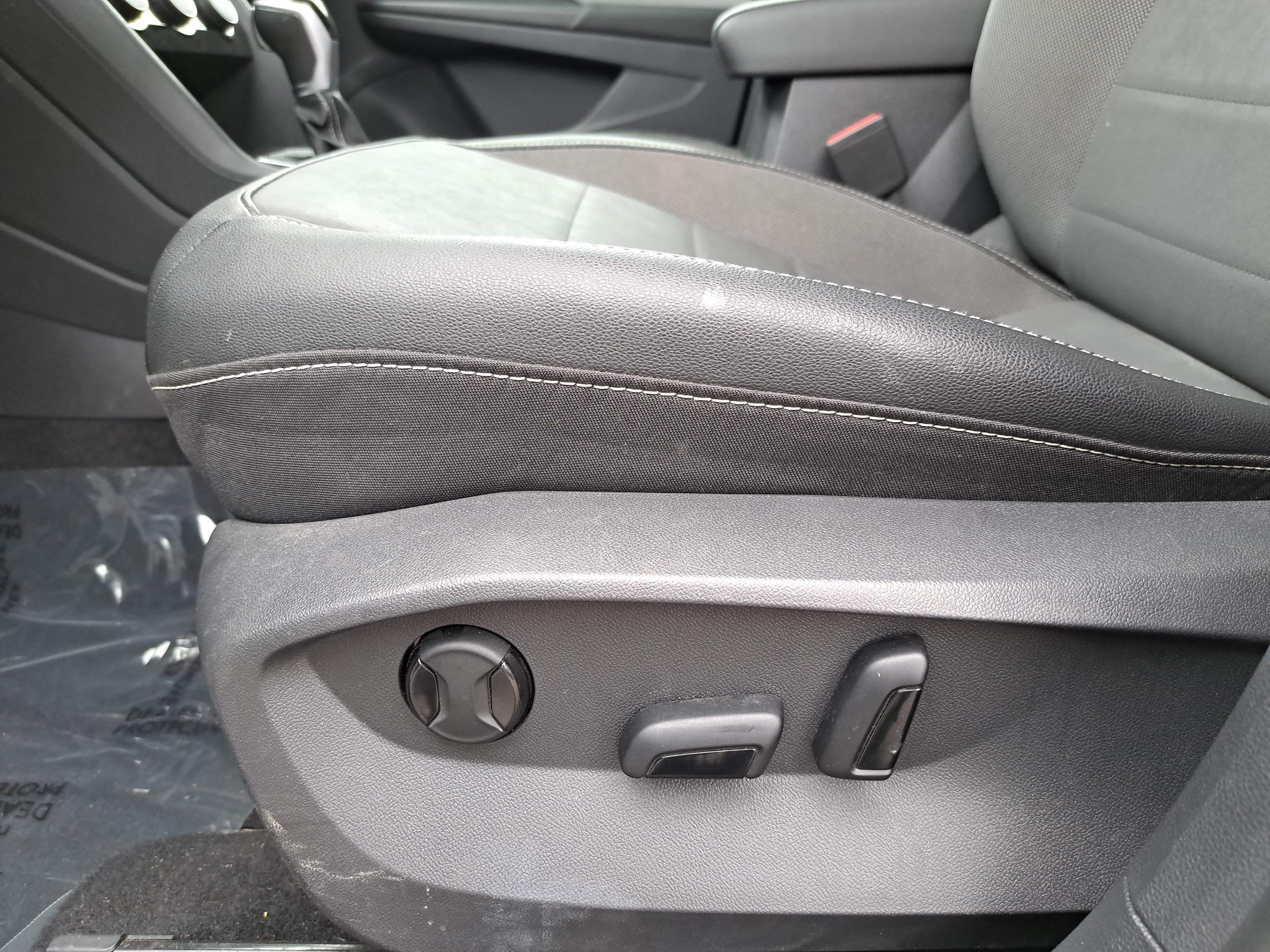 Used 2023 Volkswagen Taos SE w/ Panoramic Sunroof Package FWD image 26